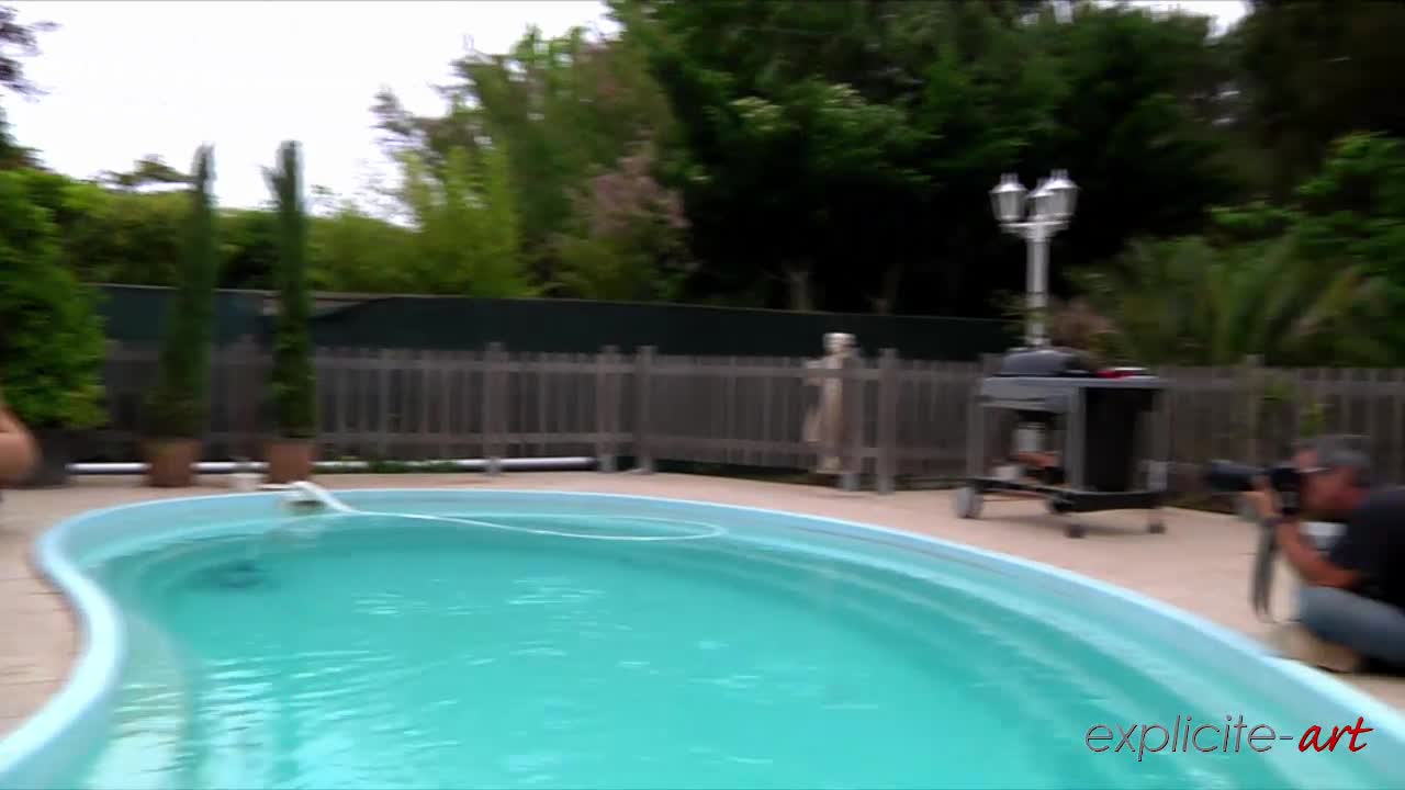 Photoshoot à la piscine avec trois belles filles arabes nues