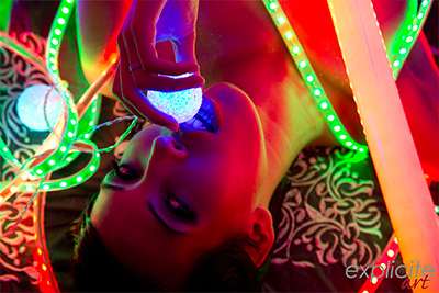 La star du X arabe Jasmine Arabie se masturbe dans les néons
